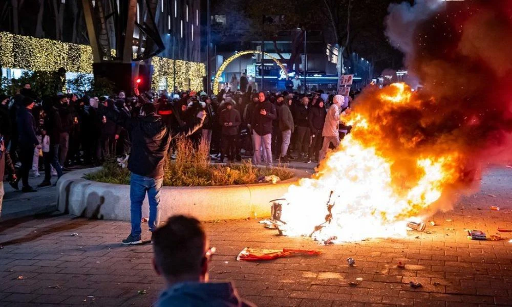 Ολλανδία: Αστυνομικοί και πυροσβέστες δέχτηκαν ρίψη ισχυρών κροτίδων-Πάνω από 200 συλλήψεις